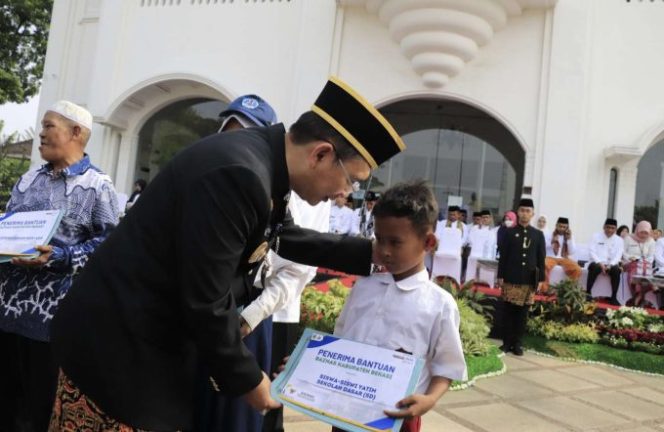
					Baznas Kab. Bekasi Salurkan Bantuan Untuk Siswa Yatim dan Guru Non ASN Pada Acara Hardiknas