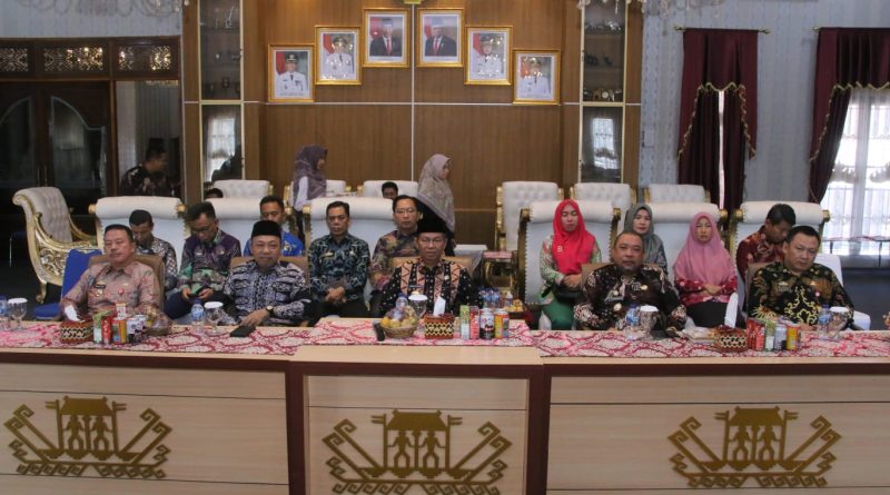 Bupati Lampung Utara Mengikuti Rakernas Secara virtual melalui zoom Dari Rumah Jabatan Dinas Bupati