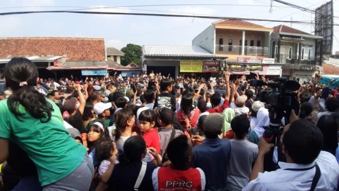 
					Ratusan Warga Gunungsindur Sambut Presiden Jokowi di Pasar Perumpung Gunungsindur Bogor