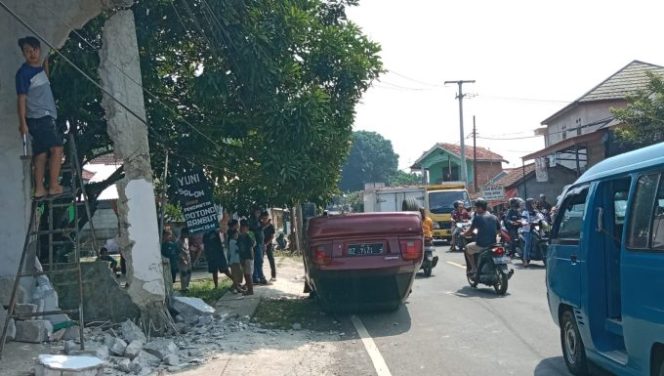 
					Diduga Sopir Mengantuk, Mobil Sedan di Jasinga Bogor Hantam Tembok Rumah Warga Hingga Terbalik, Korban Alami Luka-luka