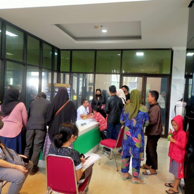 
					Walaupun Ramai, Petugas Pelayanan Disdukcapil Kab. Bogor Tetap Semangat Berikan Layanan Prima