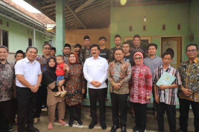 Bagikan Sertifikat Langsung, Menteri ATR/Kepala BPN : Bisa Dipakai Modal Usaha