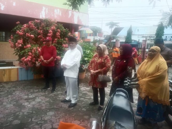 
					Giat Gotong Royong Di Lingkungan SD 130004 (Lima) Kota Tanjungbalai