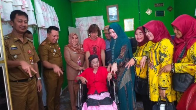 
					Mewakili Ketua TP-PKK Kabupaten Lampung Utara, Hj. Devriyana Marda Hadiri Giat Baksos di Bumi Agung Timur