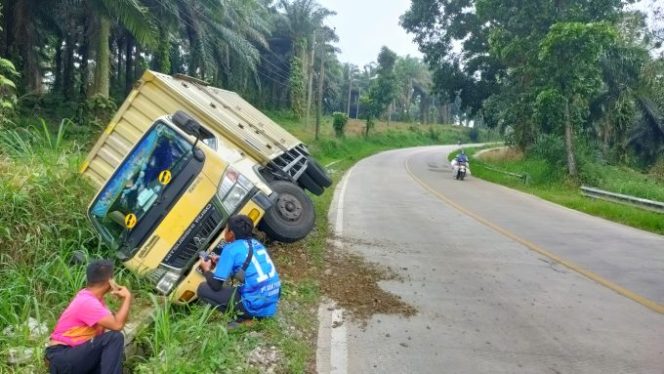 
					Diduga Hilang Kendali, Mobil Bermuatan Minuman di Cigudeg Terperosok