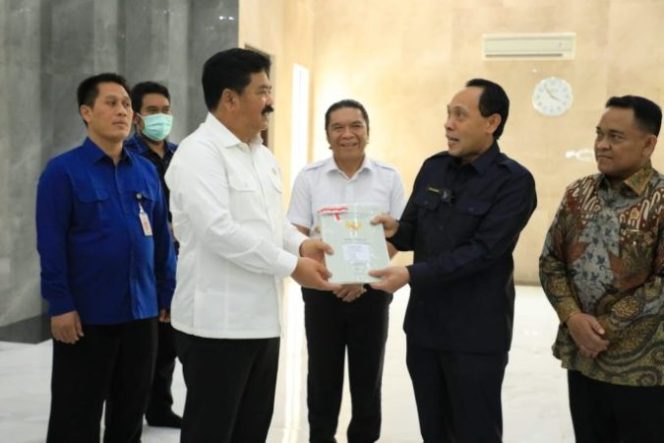 
					Kunjungi Provinsi Banten, Menteri ATR/Kepala BPN Serahkan Sertifikat PTSL, Rumah Ibadah dan Aset Pemda