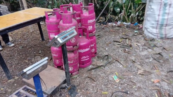
					Polisi Grebeg Lokasi Gas Elpiji Oplosan di Rumpin, Tiga Orang Diamankan