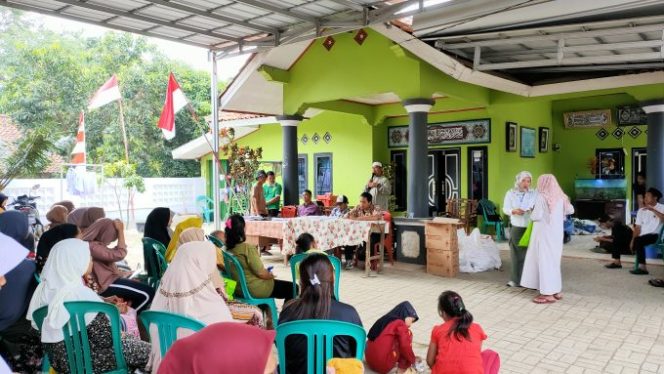 
					Ratusan Warga Desa Cibeuteung Muara Terima Bantuan Pangan Stunting