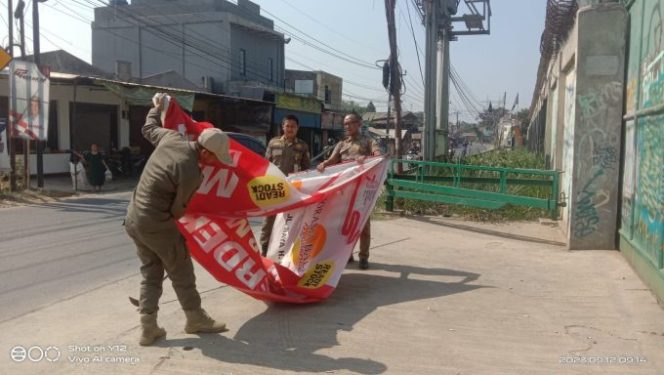 
					Puluhan Spanduk Liar Di Ciseeng Bogor Dicopot Satpol PP