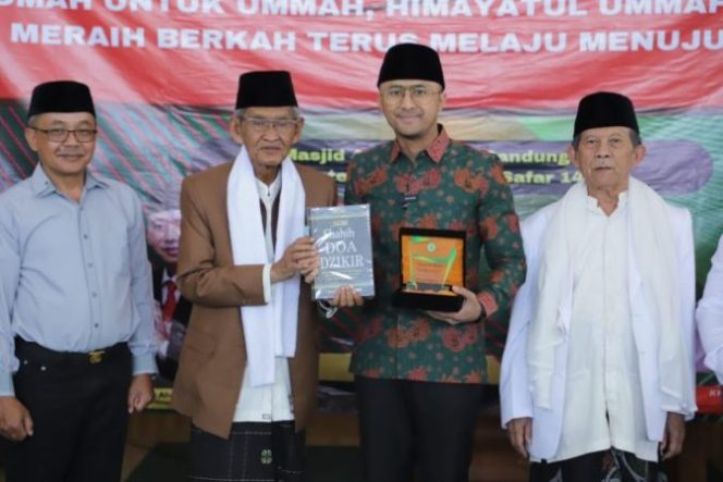 Diakhir Masa Jabatannya, Hengky Kurniawan Terima Kitab Doa dan Zikir Dari MUI Bandung Barat