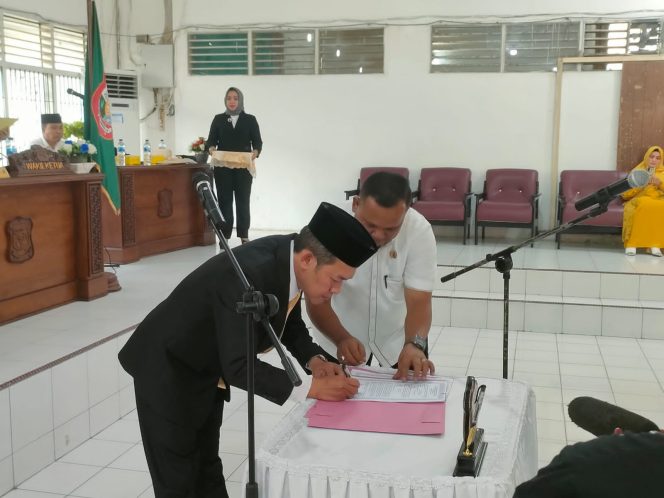
					Gelar Rapat Paripurna, PAW Anggota DPRD Kota Tanjungbalai Syafril Simargolang Dilantik