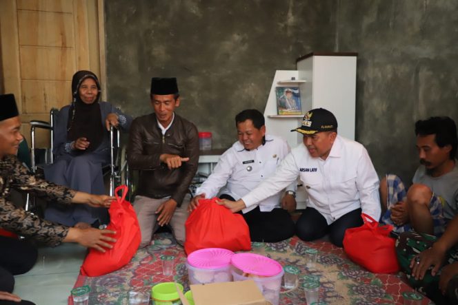 
					Kunjungi Korban Kebakaran, Arsan Berikan Uang Kadeudeuh dan Paket Sembako