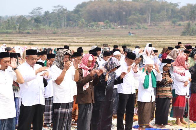 
					Kemarau Panjang, Pj Bupati KBB dan Masyarakat Cipongkor Ketuk Pintu Langit Dengan Sholat Istisqo