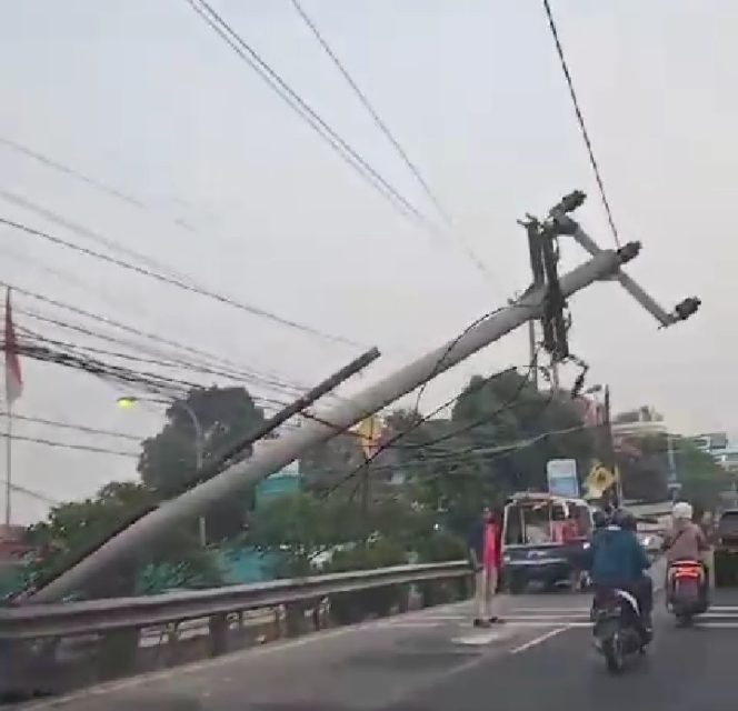 
					Tiang Listrik Di Kemang Nyaris Roboh Usai Ditabrak Mobil Sedan Putih, PLN Segera Perbaiki