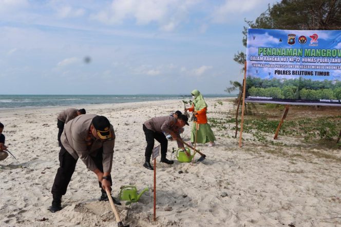 
					HUT Humas Polri Ke-72, Kasi Humas Polres Belitung Timur Tanam Mangrove Di Pesisir Pantai Golf Manggar