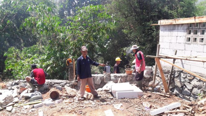 
					Melalui Program Samisade, Desa Karanggan Gunung Putri Bangun TPT dan Pemagaran Makam