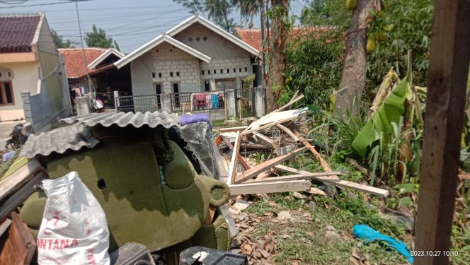 
					Satu Rumah Milik Warga Di Cibungbulang Ambruk Usai Diterjang Hujan Deras