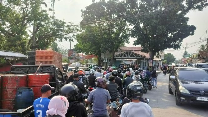 
					Imbas Dari Peningkatan Jalan, Arus Lalin Depan Kantor Desa Rancabungur Macet Parah