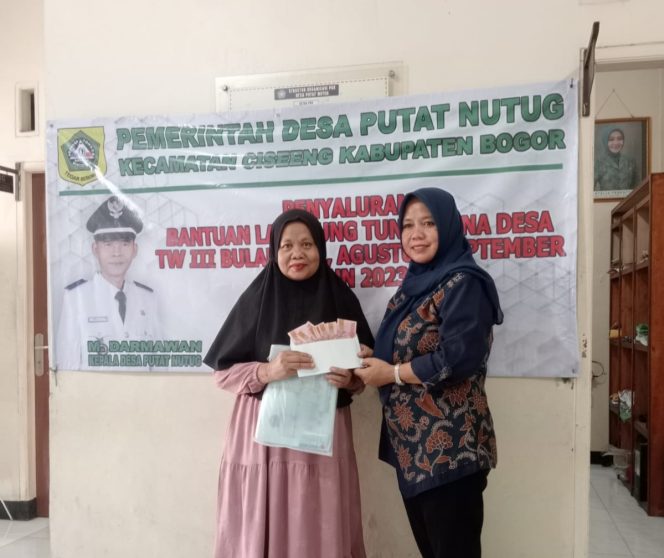 
					Pemdes Putatnutug Salurkan BLT-DD 3 Bulan Sekaligus Pada 52 KPM