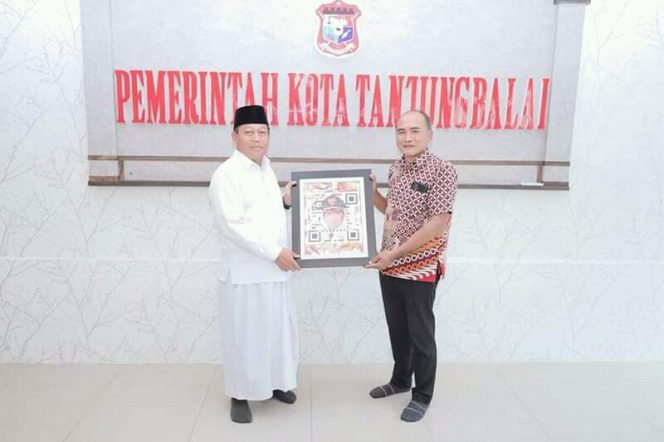 
					Waris Tholib Terima Hadiah Sebuah Lukisan QR Art dari Kawoong Innovation