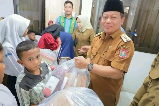 
					Walikota Tanjungbalai Waris Tholib Secara Simbolis Serahkan Bantuan Peralatan Sekolah