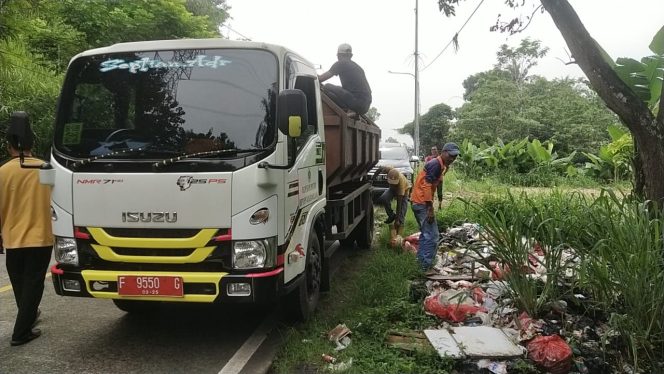 
					Sampah Liar Di Jalan Raya Kosol Desa Sadeng Kembali Dibersihkan