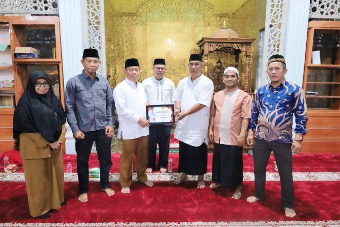 
					Walikota Tanjungbalai Waris Tholib Serahkan Bantuan Voucher Hibah Masjid Pada BKM Al-Iman
