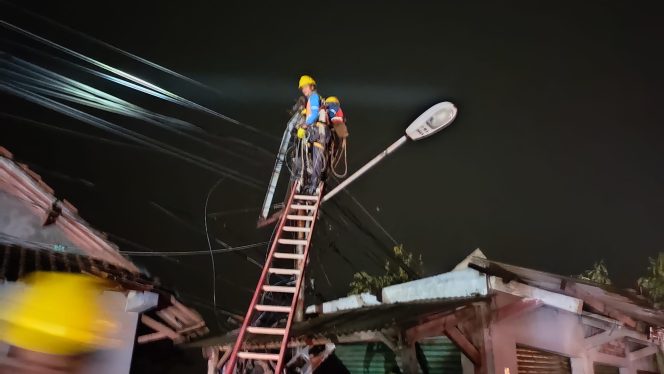 Listrik Di Cibungbulang Sempat Padam Usai Tiang Listrik Tertimpa Pohon, Petugas PLN Segera Lakukan Perbaikan