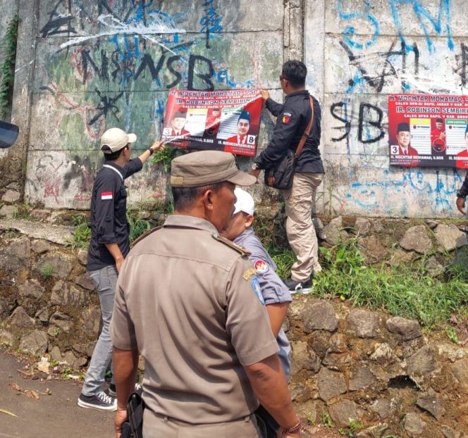 
					Gabungan Panwascam Nanggung Bersama TNI-Polri Copot Ratusan Alat Peraga Sosial