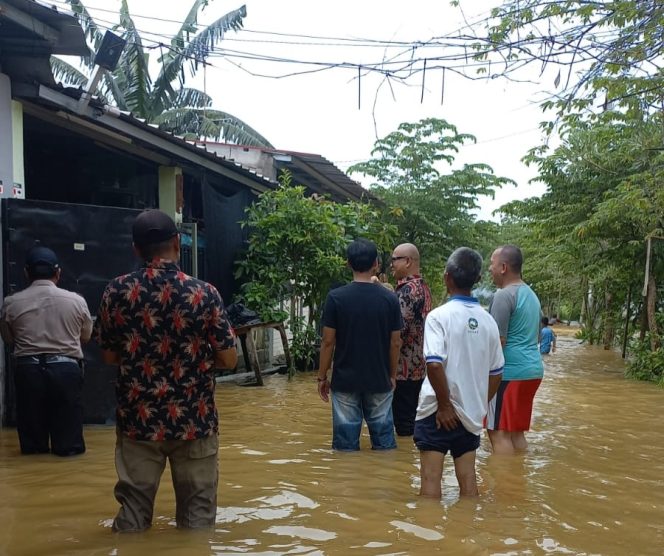 
					Sungai Cibeuteung Meluap, Ratusan Rumah Warga di Kemang Bogor Terendam Banjir