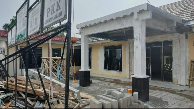 
					Melalui Dana Banprov, Kades Semplak Barat Kemang Renovasi Kantor Desa