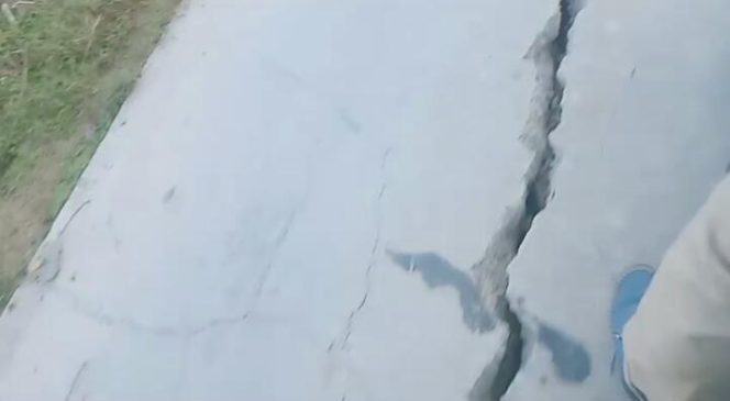 
					Proyek Samisade Bangun Infrastruktur Jalan di Desa Singasari Kec. Jonggol Sudah Retak Retak, APH Diminta Segera Periksa