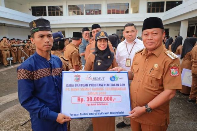 
					Pimpin Apel Awal Bulan Desember 2023, Waris Tholib Berikan Sejumlah Bantuan dan Penghargaan
