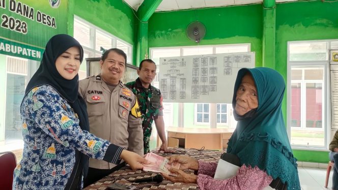 
					77 KPM di Desa Cipenjo Cileungsi Terima Duit BLT-DD Tiga Bulan Sekaligus, Warga Sumringah