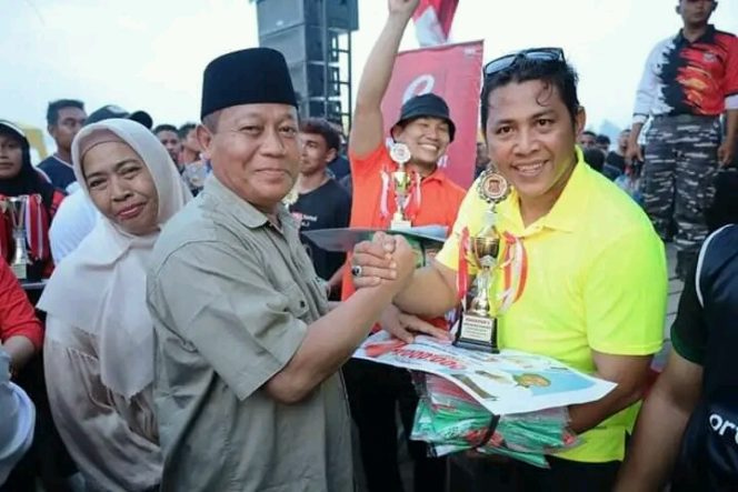 
					Walikota Tanjungbalai Serahkan Uang Pembinaan, Piala/ Trofi Dan Piagam