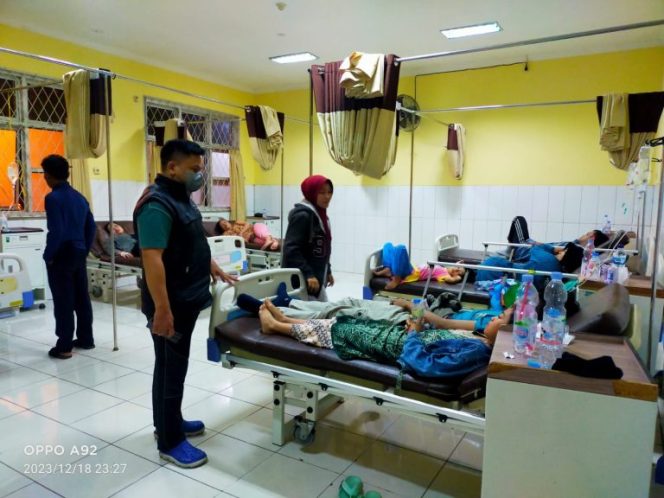 
					Diduga Keracunan Makanan, Puluhan Warga di Desa Kalong II Leuwisadeng Dilarikan ke Rumah Sakit
