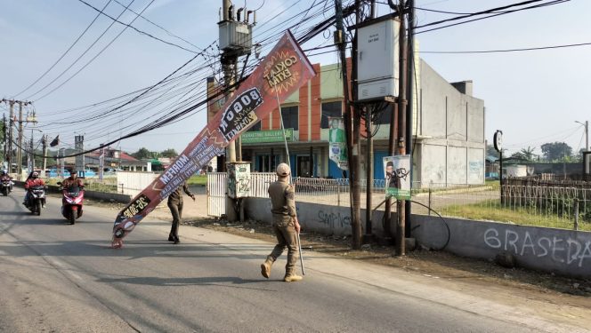 
					Unit Satpol PP Ciseeng Bogor Kembali Tertibkan Spanduk Liar