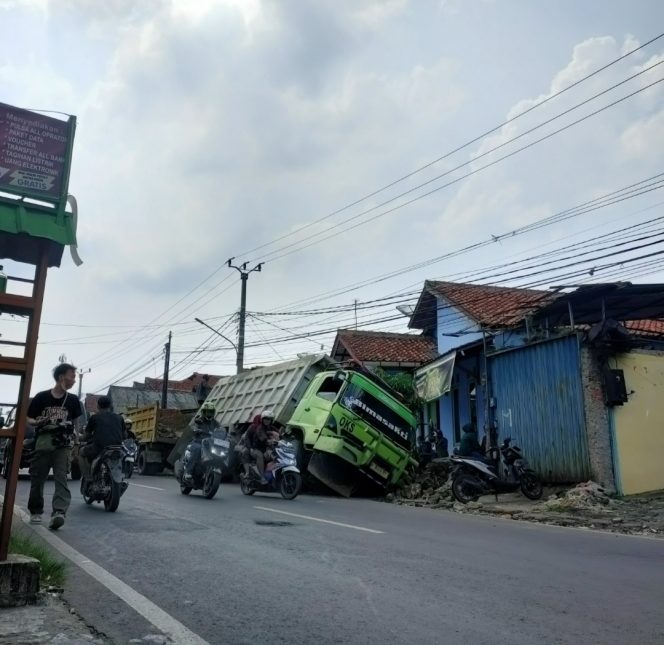 
					Diduga Rem Blong, Truk Angkutan Tambang di Leuwisadeng Bogor Terperosok ke Parit