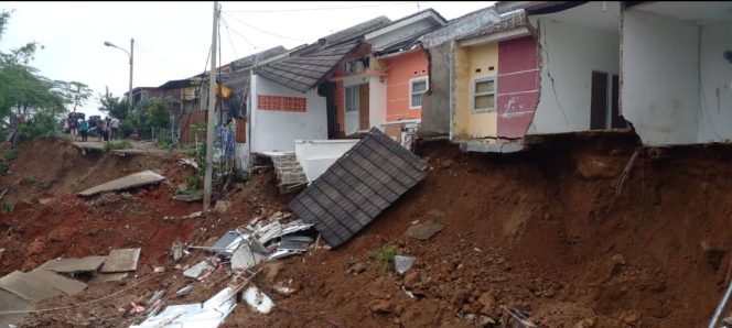 
					Komplek Perumahan di Ciseeng Diterjang Longsor, 5 Unit Rumah Ambruk 96 Jiwa Terdampak