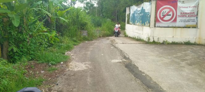 
					Telan Anggaran 1,4 Milyar, Proyek Rekontruksi Jalan Cirangkong-Cemplang Dipertanyakan Warga