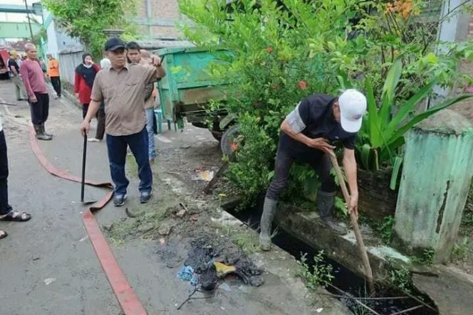 
					Waris Tholib Turun Langsung Ikut Gotong Royong Bersama Warga Kelurahan Muara Sentosa Perbaiki Selokan