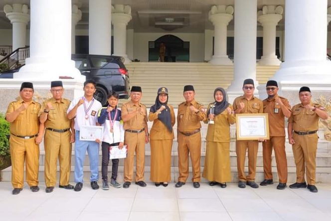 
					Pimpin Apel Pagi, Waris Tholib Serahkan Penghargaan Predikat dari Kemenkumham RI Sebagai Kota Peduli Hak Asasi Manusia