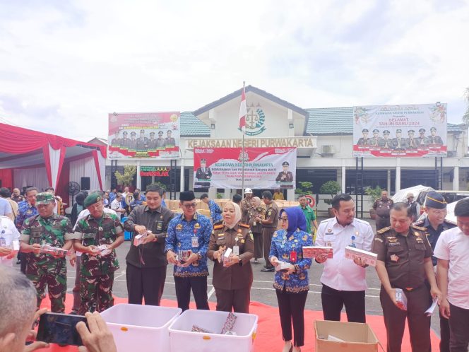 
					Pemusnahan Rokok Ilegal Tanpa Bea Cukai, Kejaksaan Negeri Purwakarta Dan Bea Cukai Purwakarta Serta Dihadiri Pejabat Wilayah Subang, Karawang