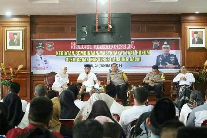 
					Walikota Tanjungbalai Membuka Kegiatan Pembinaan Masyarakat Taat Hukum