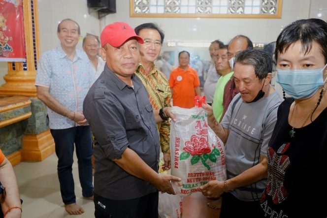 
					Ikuti Giat Baksos Imlek di Vihara Tri Ratna, Walikota Tanjungbalai Bagikan Bingkisan Sembako Dan Angpao