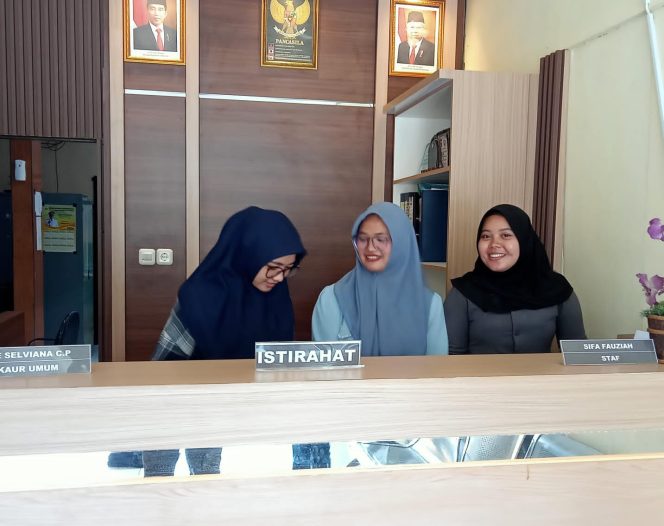 Dua Gadis Cantik Siap Sambut Warga yang Datang ke Desa Pasirgaok