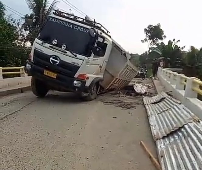 
					Truk Muatan Tambang di Parungpanjang Terperosok dan Nyaris Terbalik Akibat Jembatan Cidangdeur 2 Amblas