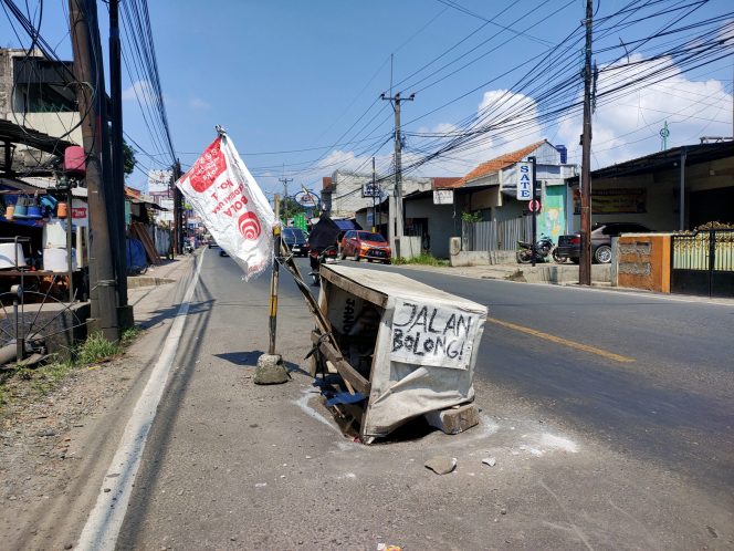 
					Akibat Lubang Menganga di Jalan Raya Cibungbulang-Bogor, Dua Pemotor Alami Kecelakaan, Satu Diantaranya Tewas Ditempat