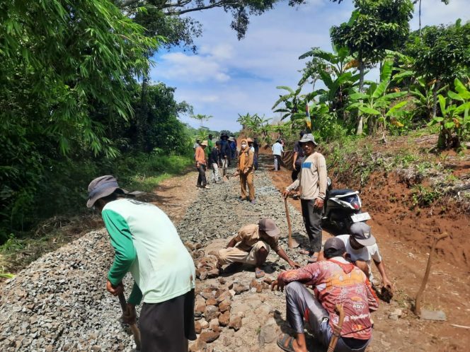 
					Karya Bakti TNI Kodim 0622 Kabupaten Sukabumi Bangun Jalan Desa Tanjung Jampangkulon