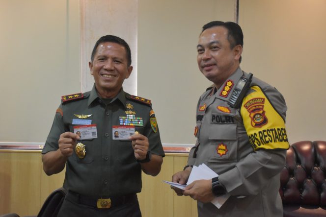 
					Tertib Hukum, Pangdam II/Swj Perpanjang SIM di Polrestabes Palembang